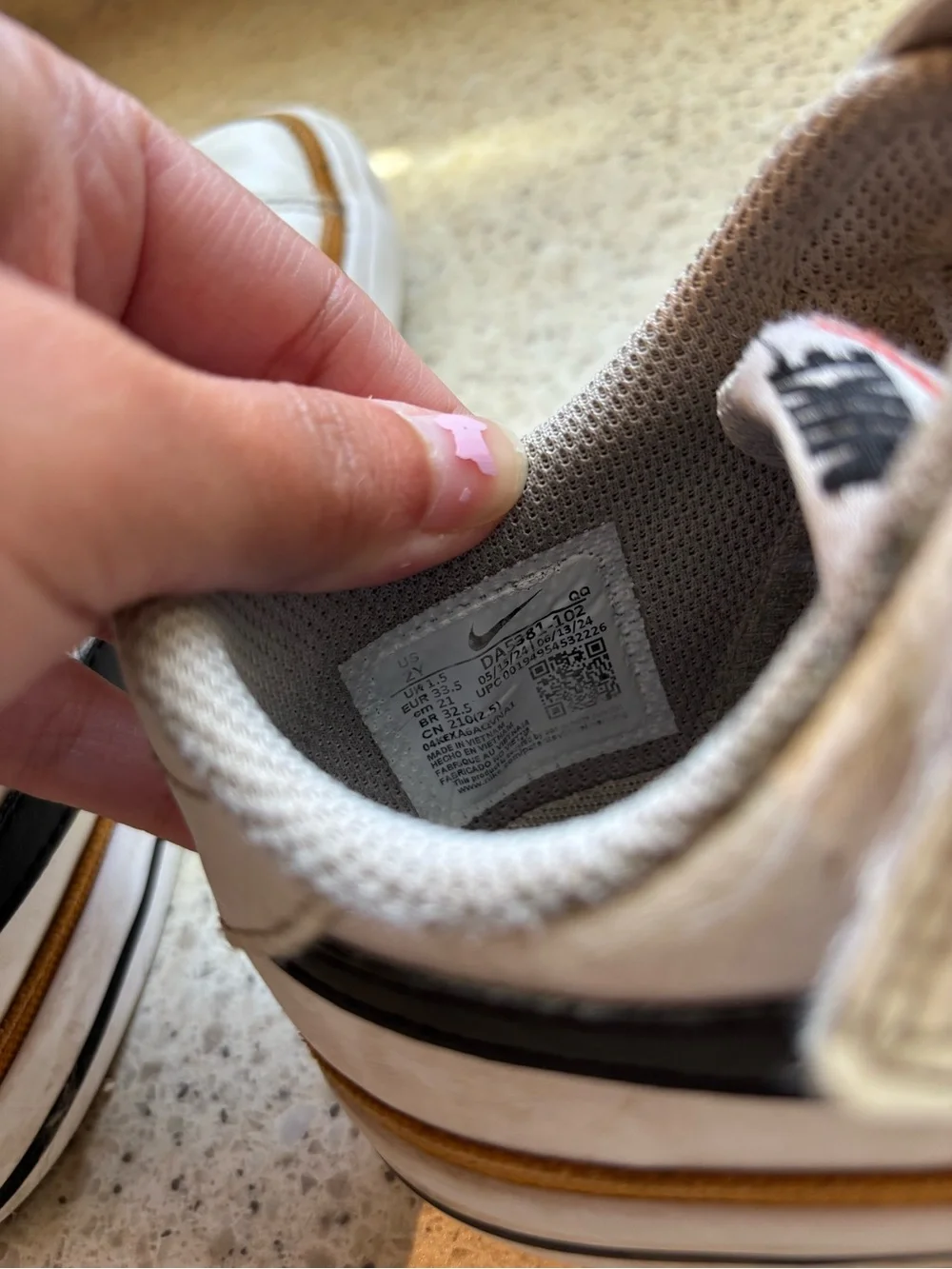 Nike Kids White & Black Low-Top Sneakers with Velcro Strap in Size 2